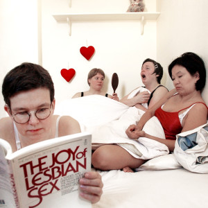 Arrangementsgruppen bak Bokdusjen: Ingvill Henmo, Siri Lindstad, Halldis Fougner og Anne Øfsti. Fotografiet ble publisert i Blikk i 2002 i forbindelse med markedsføring av Bokdusjen kalt "Love & lust – eller lyst og lov." Foto: Åshild Støylen