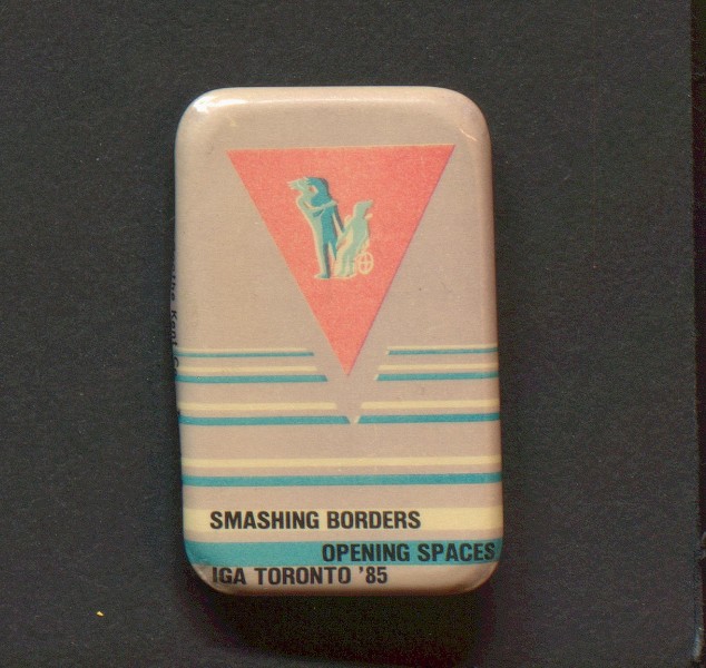 Jakkemerke fra IGA sin konferanse Smashing Borders, Opening Spaces, avholdt i Toronto i 1985. Jakkemerket er fra Kim Frieles arkiv.
