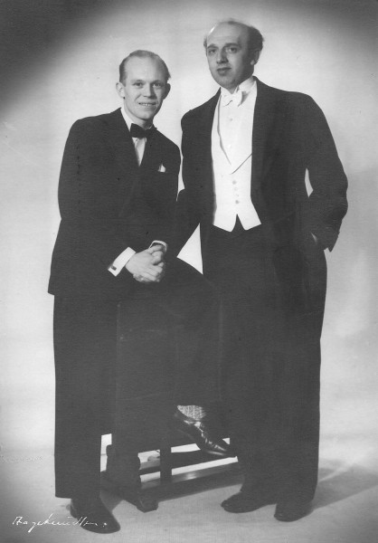 Axel (t.h.) og Eigil Axgil - forlovelse 1950. Samling Raimund Wolfert, Berlin. 