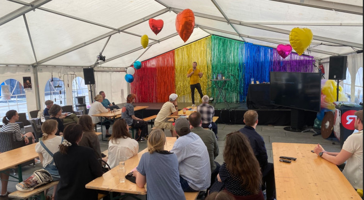 John Magnus Ragnhildson Dahl forteller om sine funn i forskningen på arrangementet i Pride park John Magnus Ragnhildson Dahl forteller om sine funn i forskningen på arrangementet i Pride park