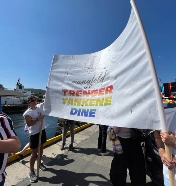 Mangfold trenger tankene dine, UiB sin fane i paraden Mangfold trenger tankene dine, UiB sin fane i paraden