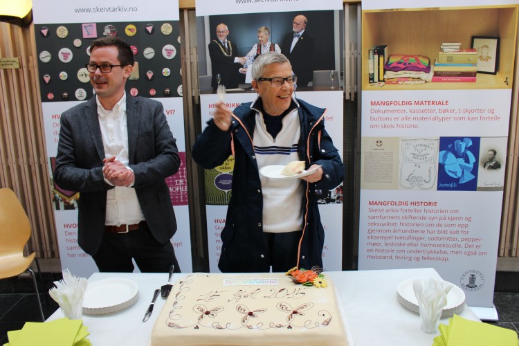 Kim Friele og prosjektleder Runar Jordåen nyter kake etter overstått åpningsarrangement 15. april 2015.