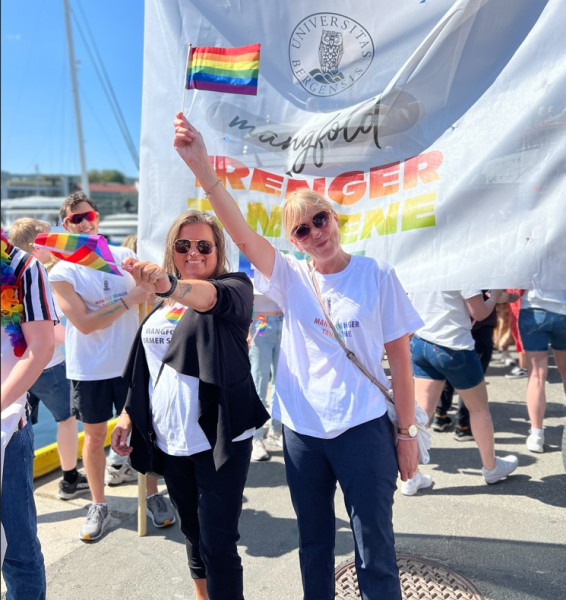 Rektor Margareth Hagen (t.h) gikk først i paraden for UiB. Paradedag i strålende sol