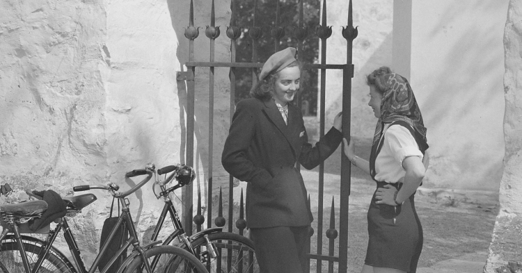 To damer ved inngangen til Haslund kirke, 1943. Foto: Anders Beer Wilse