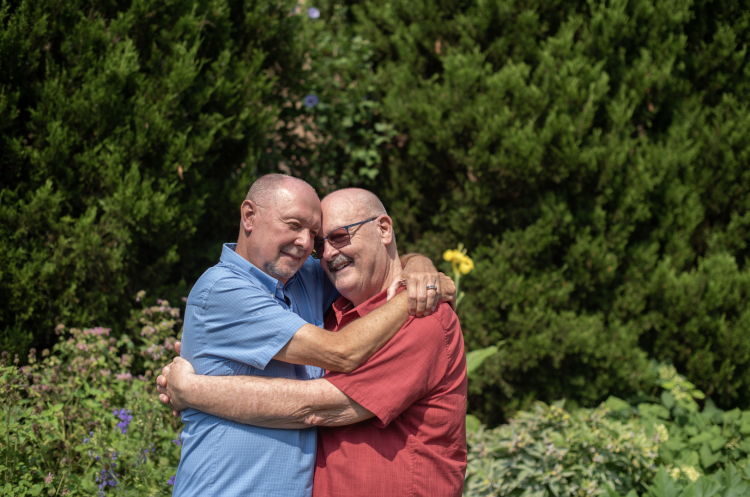 To eldre menn holder rundt hverandre. Foto:Shutterstock