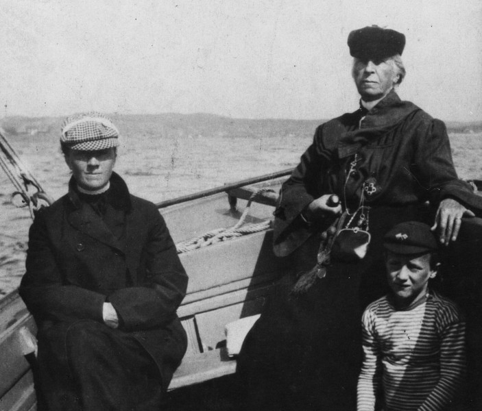 Mary Archer ombord i båten "Maggie" ca. 1901. Gutten til høyre er hennes nevø, Rolf Archer. Foto: Familiearkiv/ James Ronald Archer 