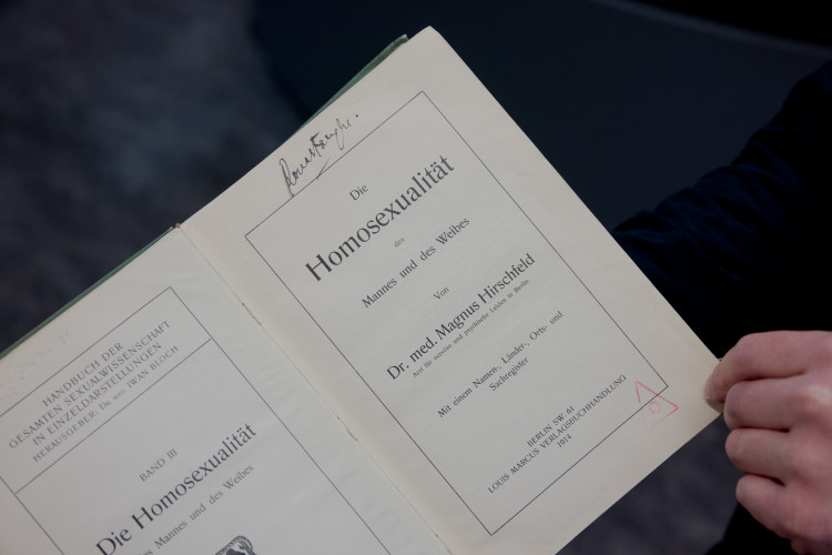Skeivt arkivs eksemplar av Magnus Hirschfelds "Die Homosexualität des Mannes und des Weibes" (1914) med namnetrekket til Ronald Fangen. Foto: Skeivt arkiv.