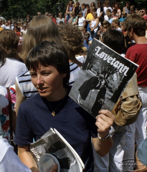 Turid Eikvam med en utgave av Løvetann. Foto: Lars Helge Frivold