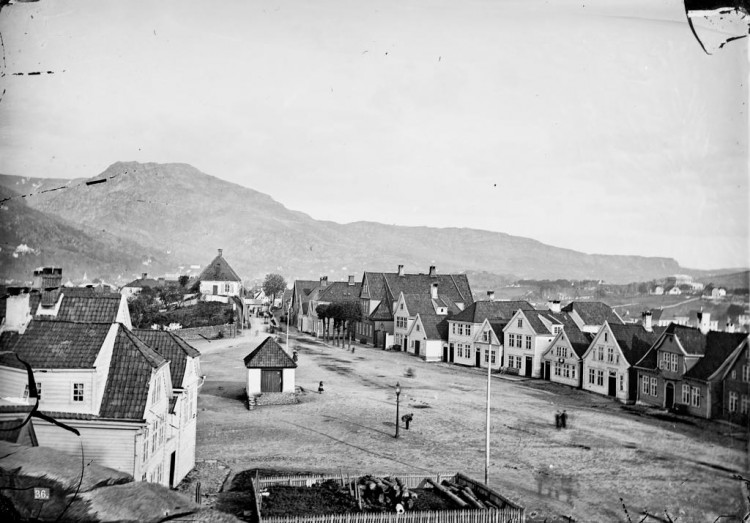 Lockwoods hjem, Klosteret 1865 Klosteret in Bergen in 1865. The Lockwood family's house is the fifth from the right. Today, the house's facade is somewhat altered and has the address Klosteret 12 (Photo: Knud Knudsen, University Library of Bergen: Picture Collection).