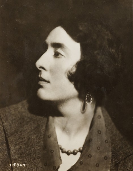 Studiofotografi av Vita Sackville-West tatt ca. 1926. Fotograf: Ukjent. Kilde: Smith College Libraries