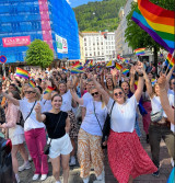 Aldri har vel paraden i Bergen hatt finere vær enn i år. Dansende studenter gjennom gatene i Bergen.