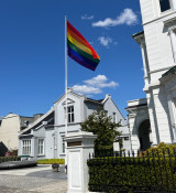 Regnbueflagget vaier på Nygårdshøyden.