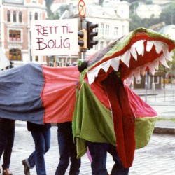 «Rett til arbeid, rett til bolig». Demonstrantene er klare på sitt budskap, men skjuler sin identitet. Den første homoparaden i Bergen, trolig 1981. Foto: FRI Bergen og Hordaland