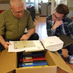 Seniorrådgiver i HivNorge Arne Walderhaug og prosjektleder for Skeivt arkiv Runar Jordåen studerer en mappe Argus-klipp fra 1980-tallet.