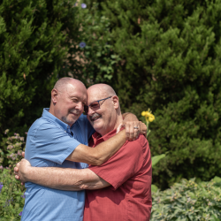 To eldre menn holder rundt hverandre. Foto:Shutterstock