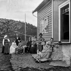 Et foto fra tidlig 1870-tall hvor ihvertfall én av de avfotograferte ser ut til å gå kledd i en klesdrakt som ikke samsvarer med vedkommendes kjønn. Foto: Knud Knudsen, UBB-KK-NBX.0455. Billedsamlingen, UiB. 
