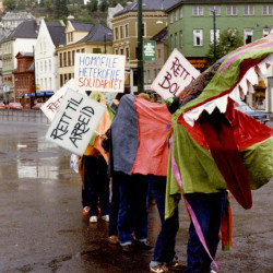 27. juni 1981, Bergen. Tog med dragekostyme. Fra fotoarkivet til Homofil bevegelse i Bergen. Kreditering ved bruk: Fotograf ukjent. SKA/A-0009 LLH Bergen og Hordaland, Skeivt arkiv.