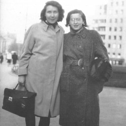 Gunvor Hofmo og Ruth Maier (t.h.) på Drammensveien i Oslo. Det var Gunvors far Erling T. Hofmo som tok dette bildet i april 1942. (Foto: HL-senteret.) 