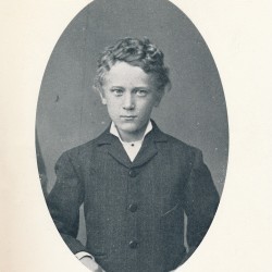 Hjalmar Meidell som ung. Bildet er frå boka "Minner fra guttedagene, teaterminner og annet". 1930. ED. B. Giertsen A/S, Bergen.