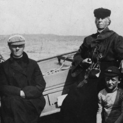 Mary Archer ombord i båten "Maggie" ca. 1901. Gutten til høyre er hennes nevø, Rolf Archer. Foto: Familiearkiv/ James Ronald Archer 