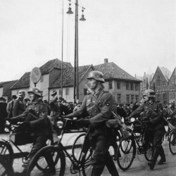 Tyske soldater marsjerer i Vågsbunnen Bergen. Foto: Billedsamlingen, Universitetsbiblioteket i Bergen.